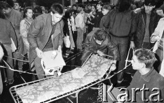 21.10.1988, Wrocław, Polska.
Happening Pomarańczowej Alternatywy na ulicy Świdnickiej – Domek na Świdnickiej. Uczestnicy przygotowują łóżko polowe.
Fot. Mieczysław Michalak, zbiory Ośrodka KARTA
