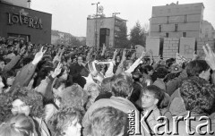 21.10.1988, Wrocław, Polska.
Happening Pomarańczowej Alternatywy na ulicy Świdnickiej – Domek na Świdnickiej. Tłum uczestników pokazuje gest zwycięstwa.
Fot. Mieczysław Michalak, zbiory Ośrodka KARTA
