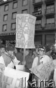 21.10.1988, Wrocław, Polska.
Happening Pomarańczowej Alternatywy na ulicy Świdnickiej – Domek na Świdnickiej. Chłopak z plakatem: miecz dla generała do harakiri.
Fot. Mieczysław Michalak, zbiory Ośrodka KARTA

