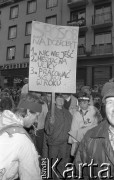 21.10.1988, Wrocław, Polska.
Happening Pomarańczowej Alternatywy na ulicy Świdnickiej – Domek na Świdnickiej. Chłopak z plakatem: sposób na dobrobyt: 1. nic nie jeść 2. mieszkać na ulicy 3. pracować 365 dni w roku.
Fot. Mieczysław Michalak, zbiory Ośrodka KARTA
