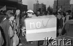 21.10.1988, Wrocław, Polska.
Happening Pomarańczowej Alternatywy na ulicy Świdnickiej – Domek na Świdnickiej. Adam Kaczyński jako milicjant.
Fot. Mieczysław Michalak, zbiory Ośrodka KARTA
