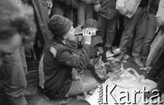 21.10.1988, Wrocław, Polska.
Happening Pomarańczowej Alternatywy na ulicy Świdnickiej – Domek na Świdnickiej. Rafał Witczak w Domku na Świdnickiej.
Fot. Mieczysław Michalak, zbiory Ośrodka KARTA
