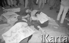 21.10.1988, Wrocław, Polska.
Happening Pomarańczowej Alternatywy na ulicy Świdnickiej – Domek na Świdnickiej. Uczestnicy leżą na papierach.
Fot. Mieczysław Michalak, zbiory Ośrodka KARTA
