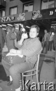21.10.1988, Wrocław, Polska.
Happening Pomarańczowej Alternatywy na ulicy Świdnickiej – Domek na Świdnickiej. Odpoczywający Jan Kaczyński.
Fot. Mieczysław Michalak, zbiory Ośrodka KARTA
