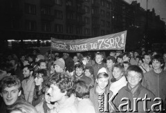 7.11.1988, Wrocław, Polska.
Happening Pomarańczowej Alternatywy na ulicy Świdnickiej - Czerwony Marsz Rewolucji. Pochód z transparentem: przyłączyć Afrykę do ZSRR!
Fot. Mieczysław Michalak, zbiory Ośrodka KARTA