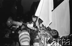 7.11.1988, Wrocław, Polska.
Happening Pomarańczowej Alternatywy - Czerwony Marsz Rewolucji. Waldemar Fydrych (Majora) czyta referat. 
Fot. Mieczysław Michalak, zbiory Ośrodka KARTA