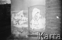 1988, Wrocław, Polska.
Graffiti przedstawiające krasnala oraz data happeningu Pomarańczowej Alternatywy - Czerwonego Marszu Rewolucji ( 7.11.1988 godzina 16.00) 
Fot. Mieczysław Michalak, zbiory Ośrodka KARTA
