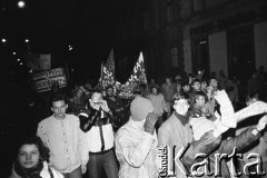 7.11.1988, Wrocław, Polska.
Happening Pomarańczowej Alternatywy na ulicy Świdnickiej - Czerwony Marsz Rewolucji czyli Rocznica Rewolucji Październikowej. Pochód tłumu z transparentami.
Fot. Mieczysław Michalak, zbiory Ośrodka KARTA.