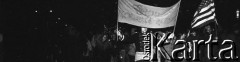 7.11.1988, Wrocław, Polska.
Happening Pomarańczowej Alternatywy na ulicy Świdnickiej - Czerwony Marsz Rewolucji czyli Rocznica Rewolucji Październikowej. Pochód tłumu z transparentami. Po prawej uczestnik przebrany za Fidela Castro z flagą USA.
Fot. Mieczysław Michalak, zbiory Ośrodka KARTA