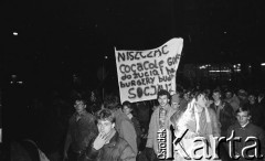 7.11.1988, Wrocław, Polska.
Happening Pomarańczowej Alternatywy - Czerwony Marsz Rewolucji czyli Rocznica Rewolucji Październikowej. Pochód tłumu z transparentem.
Fot. Mieczysław Michalak, zbiory Ośrodka KARTA