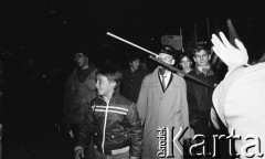 7.11.1988, Wrocław, Polska.
Happening Pomarańczowej Alternatywy na ulicy Świdnickiej - Czerwony Marsz Rewolucji czyli Rocznica Rewolucji Październikowej. Pochód tłumu. Na pierwszym planie uczestnik przebrany za Włodzimierza Lenina.
Fot. Mieczysław Michalak, zbiory Ośrodka KARTA