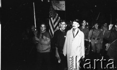 7.11.1988, Wrocław, Polska.
Happening Pomarańczowej Alternatywy na ulicy Świdnickiej - Czerwony Marsz Rewolucji czyli Rocznica Rewolucji Październikowej. Pochód tłumu. Na pierwszym planie uczestnik przebrany za Włodzimierza Lenina. W tle flaga USA.
Fot. Mieczysław Michalak, zbiory Ośrodka KARTA.