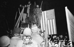 7.11.1988, Wrocław, Polska.
Happening Pomarańczowej Alternatywy – Czerwony Marsz Rewolucji. Waldemar Fydrych (Major) oraz uczestnik przebrany za Fidela Castro stoją na pomniku Hrabiego Aleksandra Fredry na Rynku Starego Miasta.
Fot. Mieczysław Michalak, zbiory Ośrodka KARTA
