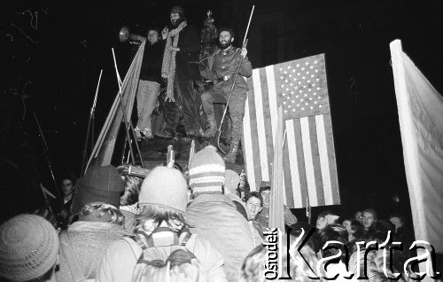 7.11.1988, Wrocław, Polska.
Happening Pomarańczowej Alternatywy – Czerwony Marsz Rewolucji. Waldemar Fydrych (Major) oraz uczestnik przebrany za Fidela Castro stoją na pomniku Hrabiego Aleksandra Fredry na Rynku Starego Miasta.
Fot. Mieczysław Michalak, zbiory Ośrodka KARTA
