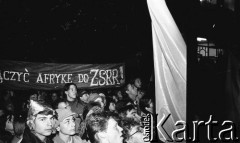 7.11.1988, Wrocław, Polska.
Happening Pomarańczowej Alternatywy – Czerwony Marsz Rewolucji. Tłum z transparentem: przyłączyć Afrykę do ZSRR!
Fot. Mieczysław Michalak, zbiory Ośrodka KARTA
