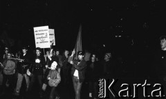 7.11.1988, Wrocław, Polska.
Happening Pomarańczowej Alternatywy – Czerwony Marsz Rewolucji. Tłum z plakatem: nie udzielajmy rozwodu z sąsiadami ze wschodu.
Fot. Mieczysław Michalak, zbiory Ośrodka KARTA
