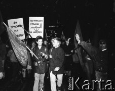 7.11.1988, Wrocław, Polska.
Happening Pomarańczowej Alternatywy – Czerwony Marsz Rewolucji. Tłum z plakatami: nie udzielajmy rozwodu z sąsiadami ze wschodu oraz są sposoby na choroby.
Fot. Mieczysław Michalak, zbiory Ośrodka KARTA
