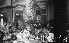 7.11.1988, Wrocław, Polska.
Happening Pomarańczowej Alternatywy – Czerwony Marsz Rewolucji. Wiec pod Uniwersytetem Wrocławskim.
Fot. Mieczysław Michalak, zbiory Ośrodka KARTA

