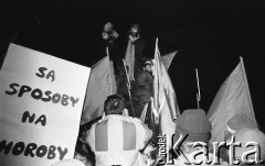 7.11.1988, Wrocław, Polska.
Happening Pomarańczowej Alternatywy – Czerwony Marsz Rewolucji. Wiec pod pomnikiem Hrabiego Aleksandra Fredry na Rynku Starego Miasta. Waldemar Fydrych (Major) i uczestnik przebrany za Fidela Castro stoją na pomniku. Słuchacze z plakatem: są sposoby na choroby.
Fot. Mieczysław Michalak, zbiory Ośrodka KARTA
