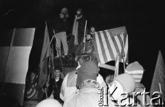 7.11.1988, Wrocław, Polska.
Happening Pomarańczowej Alternatywy – Czerwony Marsz Rewolucji. Wiec pod pomnikiem Hrabiego Aleksandra Fredry na Rynku Starego Miasta. Waldemar Fydrych (Major) i uczestnik przebrany za Fidela Castro stoją na pomniku.
Fot. Mieczysław Michalak, zbiory Ośrodka KARTA
