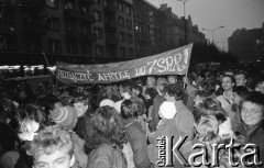 7.11.1988, Wrocław, Polska.
Happening Pomarańczowej Alternatywy na ulicy Świdnickiej – Czerwony Marsz Rewolucji. Tłum z transparentem: przyłączyć Afrykę do ZSRR!
Fot. Mieczysław Michalak, zbiory Ośrodka KARTA
