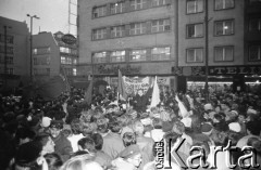 7.11.1988, Wrocław, Polska.
Happening Pomarańczowej Alternatywy na ulicy Świdnickiej – Czerwony Marsz Rewolucji. Tłum z transparentem i flagami.
Fot. Mieczysław Michalak, zbiory Ośrodka KARTA
