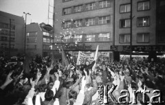 7.11.1988, Wrocław, Polska.
Happening Pomarańczowej Alternatywy na ulicy Świdnickiej – Czerwony Marsz Rewolucji. Tłum uczestników pokazujących gest zwycięstwa. Nad tłumem ulotki.
Fot. Mieczysław Michalak, zbiory Ośrodka KARTA
