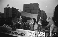 7.11.1988, Wrocław, Polska.
Happening Pomarańczowej Alternatywy na ulicy Świdnickiej – Czerwony Marsz Rewolucji. Początek akademii.
Fot. Mieczysław Michalak, zbiory Ośrodka KARTA
