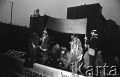 7.11.1988, Wrocław, Polska.
Happening Pomarańczowej Alternatywy na ulicy Świdnickiej – Czerwony Marsz Rewolucji. Akademia z okazji rewolucji październikowej – przekonywanie mas ludowych.
Fot. Mieczysław Michalak, zbiory Ośrodka KARTA
