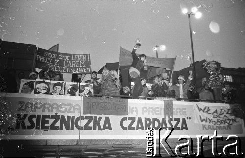 7.11.1988, Wrocław, Polska.
Happening Pomarańczowej Alternatywy na ulicy Świdnickiej – Czerwony Marsz Rewolucji. Przemówienie uczestnika. W tle transparent: niech żyje Lenin! Precz z carem Mieczysławem!
Fot. Mieczysław Michalak, zbiory Ośrodka KARTA
