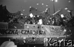 7.11.1988, Wrocław, Polska.
Happening Pomarańczowej Alternatywy na ulicy Świdnickiej – Czerwony Marsz Rewolucji. Uczestnicy z transparentami i flagami. Rozrzucanie ulotek.
Fot. Mieczysław Michalak, zbiory Ośrodka KARTA
