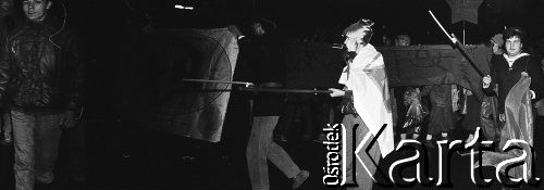 7.11.1988, Wrocław, Polska.
Happening Pomarańczowej Alternatywy na ulicy Świdnickiej – Czerwony Marsz Rewolucji. Uczestnicy z bagnetami.
Fot. Mieczysław Michalak, zbiory Ośrodka KARTA
