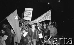 7.11.1988, Wrocław, Polska.
Happening Pomarańczowej Alternatywy na ulicy Świdnickiej – Czerwony Marsz Rewolucji. Pochód tłumu. Uczestnicy trzymają flagę ZSRR oraz plakat: nie udzielajmy rozwodu z sąsiadami ze wschodu. 
Fot. Mieczysław Michalak, zbiory Ośrodka KARTA
