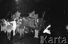 7.11.1988, Wrocław, Polska.
Happening Pomarańczowej Alternatywy na ulicy Świdnickiej – Czerwony Marsz Rewolucji. Pochód tłumu.
Fot. Mieczysław Michalak, zbiory Ośrodka KARTA
