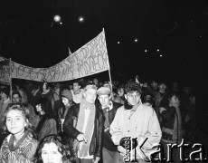 7.11.1988, Wrocław, Polska.
Happening Pomarańczowej Alternatywy na ulicy Świdnickiej – Czerwony Marsz Rewolucji. Pochód tłumu.
Fot. Mieczysław Michalak, zbiory Ośrodka KARTA
