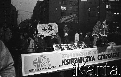 7.11.1988, Wrocław, Polska.
Happening Pomarańczowej Alternatywy na ulicy Świdnickiej – Czerwony Marsz Rewolucji. Akademia z okazji rewolucji październikowej.
Fot. Mieczysław Michalak, zbiory Ośrodka KARTA
