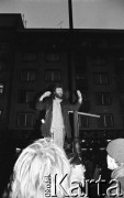 7.11.1988, Wrocław, Polska.
Happening Pomarańczowej Alternatywy na ulicy Świdnickiej – Czerwony Marsz Rewolucji. Lewitacja Rewolucyjna w wykonaniu Waldemara Fydrycha.
Fot. Mieczysław Michalak, zbiory Ośrodka KARTA

