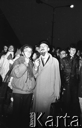 7.11.1988, Wrocław, Polska.
Happening Pomarańczowej Alternatywy na ulicy Świdnickiej – Czerwony Marsz Rewolucji. Na pierwszym planie uczestnik przebrany za Włodzimierza Lenina.
Fot. Mieczysław Michalak, zbiory Ośrodka KARTA
