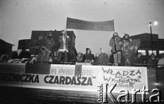 7.11.1988, Wrocław, Polska.
Happening Pomarańczowej Alternatywy na ulicy Świdnickiej – Czerwony Marsz Rewolucji. Akademia z okazji rewolucji październikowej. Uczestnicy trzymają transparent: krasnale wszystkich krajów łączcie się. 
Fot. Mieczysław Michalak, zbiory Ośrodka KARTA
