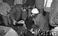 12.12.1988, Wrocław, Polska.
Happening Pomarańczowej Alternatywy na ulicy Świdnickiej - Wigilia Stanu Wojennego. Waldemar Fydrych (Major) podpala tekturowe czołgi.
Fot. Mieczysław Michalak, zbiory Ośrodka KARTA