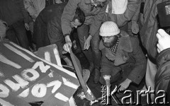 12.12.1988, Wrocław, Polska.
Happening Pomarańczowej Alternatywy na ulicy Świdnickiej - Wigilia Stanu Wojennego. Waldemar Fydrych (Major) podpala tekturowe tarcze ZOMO.
Fot. Mieczysław Michalak, zbiory Ośrodka KARTA