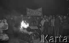 12.12.1988, Wrocław, Polska.
Happening Pomarańczowej Alternatywy na ulicy Świdnickiej - Wigilia Stanu Wojennego. Waldemar Fydrych (Major) wśród tłumu uczestników patrzących na płonące tekturowe czołgi i tarcze ZOMO. Nad tłumem transparent: pomścimy wujka i ciocię.
Fot. Mieczysław Michalak, zbiory Ośrodka KARTA.