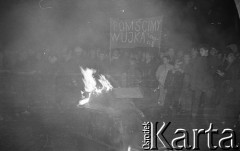 12.12.1988, Wrocław, Polska.
Happening Pomarańczowej Alternatywy na ulicy Świdnickiej - Wigilia Stanu Wojennego. Waldemar Fydrych (Major) wśród tłumu patrzącego na płonące, tekturowe czołgi i tarcze ZOMO. Nad tłumem transparent: pomścimy wujka i ciocię.
Fot. Mieczysław Michalak, zbiory Ośrodka KARTA