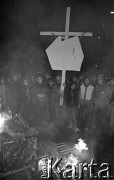 12.12.1988, Wrocław, Polska.
Happening Pomarańczowej Alternatywy na ulicy Świdnickiej - Wigilia Stanu Wojennego. Uczestnicy przy płonących, tekturowych czołgach i tarczach ZOMO. Jeden z uczestników trzyma krzyż z mapą Polaki.
Fot. Mieczysław Michalak, zbiory Ośrodka KARTA
