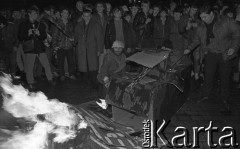 12.12.1988, Wrocław, Polska.
Happening Pomarańczowej Alternatywy na ulicy Świdnickiej - Wigilia Stanu Wojennego. Waldemar Fydrych (Major) podpala tekturowe czołgi i tarcze ZOMO.
Fot. Mieczysław Michalak, zbiory Ośrodka KARTA