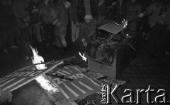 12.12.1988, Wrocław, Polska.
Happening Pomarańczowej Alternatywy na ulicy Świdnickiej - Wigilia Stanu Wojennego. Waldemar Fydrych (Major) podpala tekturowe czołgi i tarcze ZOMO.
Fot. Mieczysław Michalak, zbiory Ośrodka KARTA