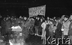 12.12.1988, Wrocław, Polska.
Happening Pomarańczowej Alternatywy na ulicy Świdnickiej - Wigilia Stanu Wojennego. Tłum przy płonących, tekturowych czołgach i tarczach ZOMO. Transparent: pomścimy wujka i ciocię.
Fot. Mieczysław Michalak, zbiory Ośrodka KARTA