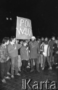 12.12.1988, Wrocław, Polska.
Happening Pomarańczowej Alternatywy na ulicy Świdnickiej - Wigilia Stanu Wojennego. Waldemar Fydrych (Major) na tle tłumu. Transparent: pomścimy wujka i ciocię.
Fot. Mieczysław Michalak, zbiory Ośrodka KARTA