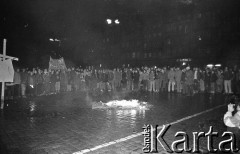 12.12.1988, Wrocław, Polska.
Happening Pomarańczowej Alternatywy na ulicy Świdnickiej - Wigilia Stanu Wojennego. Tłum przy płonących, tekturowych czołgach i tarczach ZOMO.
Fot. Mieczysław Michalak, zbiory Ośrodka KARTA