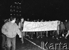 12.12.1988, Wrocław, Polska.
Happening Pomarańczowej Alternatywy na ulicy Świdnickiej - Wigilia Stanu Wojennego. Początek happeningu. Pochód tłumu z transparentem: zawsze jest happening.
Fot. Mieczysław Michalak, zbiory Ośrodka KARTA